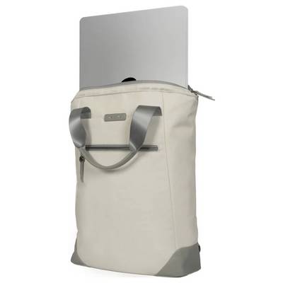 Sac beige avec des poignées et une fermeture éclair argentées. Un ordinateur portable dépasse par le haut.