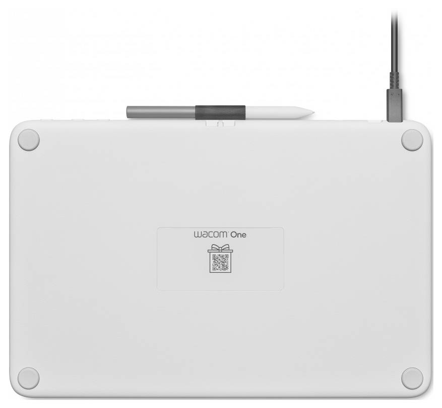 Une tablette graphique vue de dessous avec un stylet sur sa surface supérieure. Sur la tablette, on peut lire 'Wacom One' et un code QR est visible.