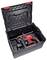 Un marteau perforateur rouge et noir dans un coffret à outils noir ouvert. La poignée est ergonomiquement conçue.