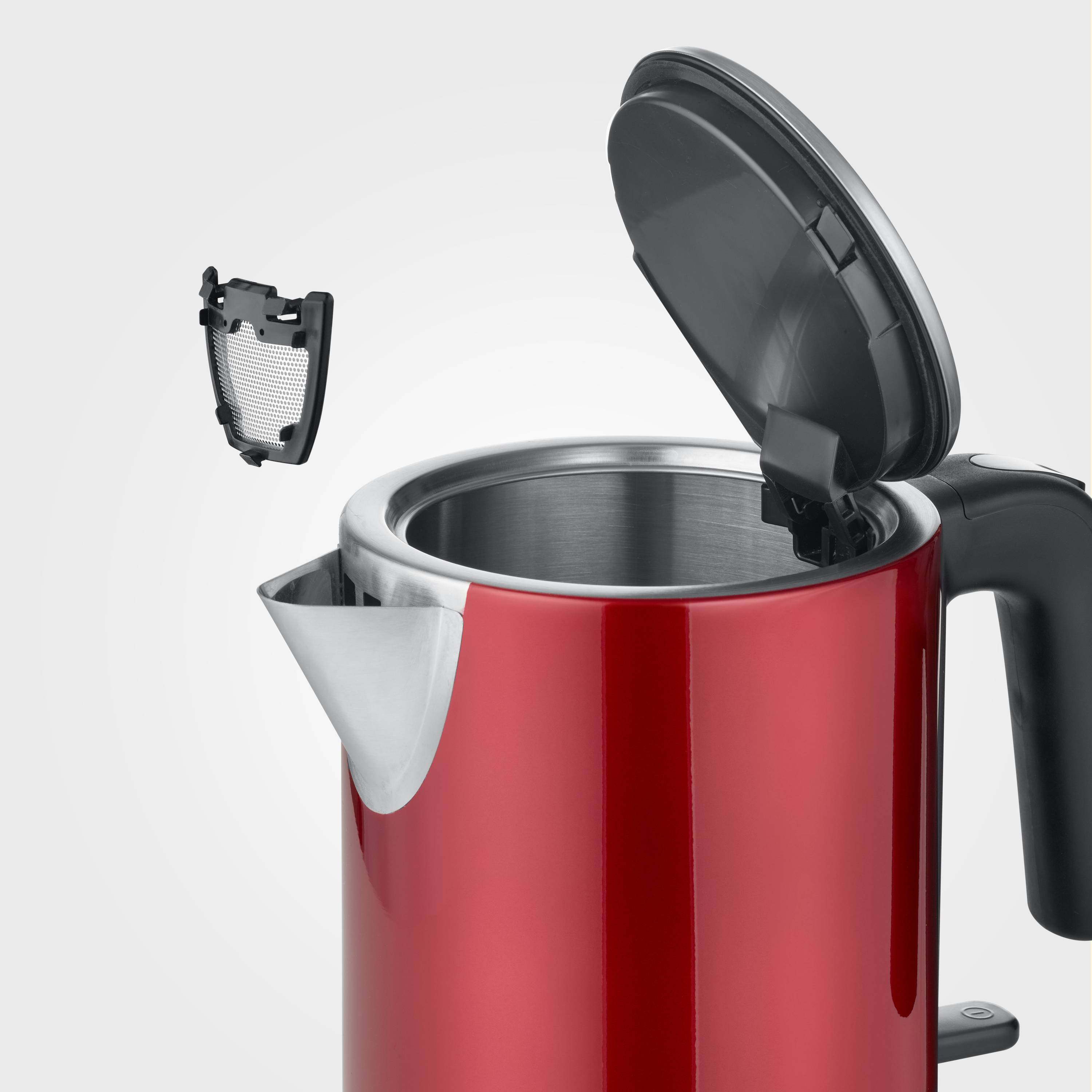 Bouilloire rouge avec couvercle ouvert et filtre anti-calcaire retiré.