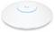 Un point d'accès Wi-Fi blanc et rond avec un anneau lumineux au centre affiche le logo d'un fabricant d'électronique.