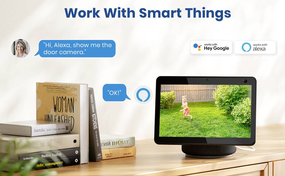 Un haut-parleur intelligent affiche 'OK !' sur l'écran. Texte : « Salut, Alexa, montre-moi la caméra de la porte. » Symboles pour Google et Alexa.