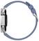 Montre connectée au boîtier argenté et bracelet en cuir bleu, vue de côté. Design minimaliste avec cadran rond.