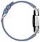 Une montre-bracelet moderne en argent avec un bracelet en cuir bleu, vue de côté.