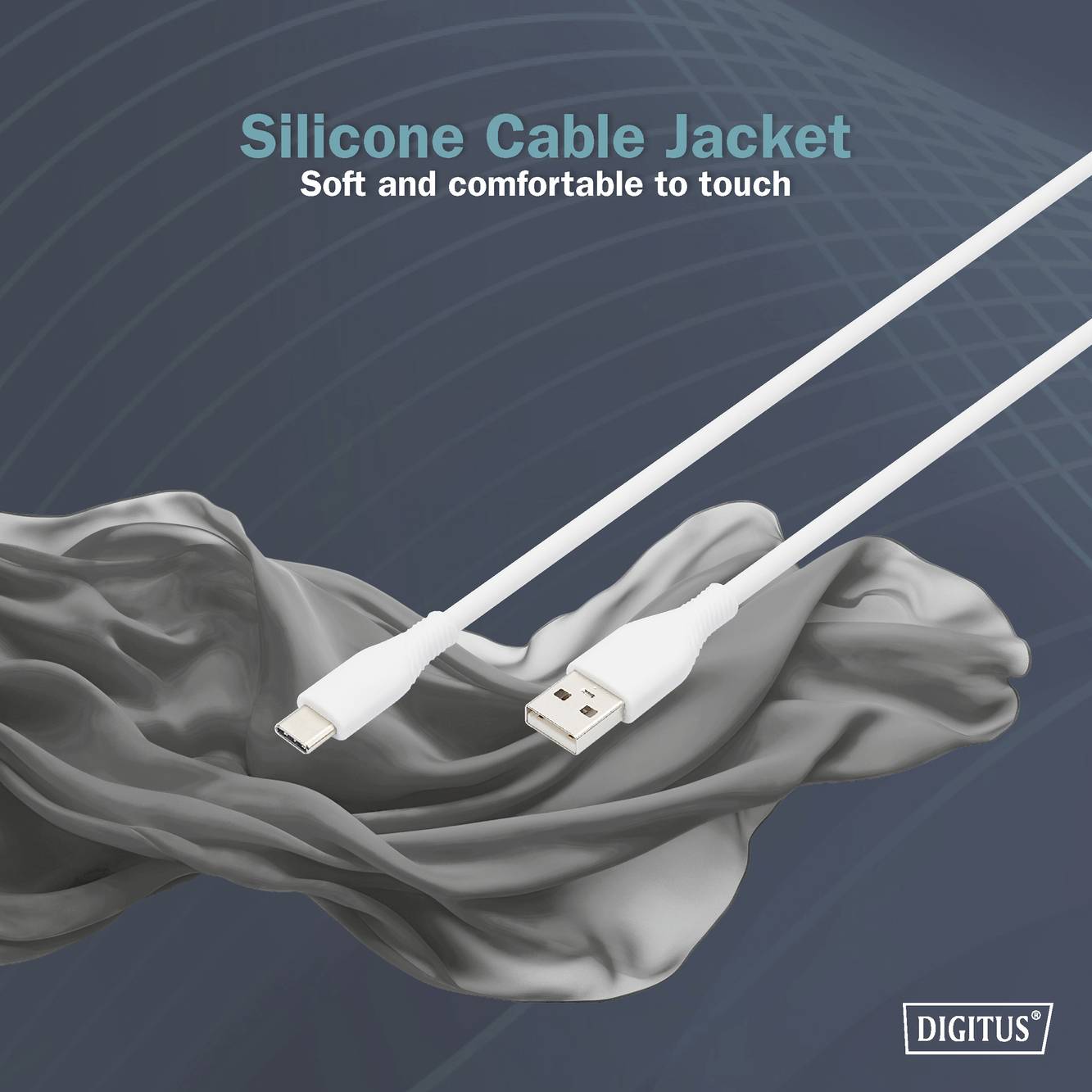 Deux câbles blancs avec des connecteurs USB et Lightning sont posés sur un tissu gris ondulé. Texte : « Gaine de câble en silicone - Douce et agréable au toucher »