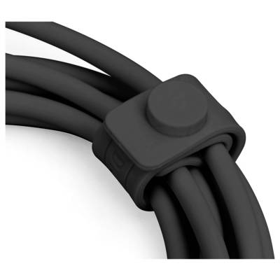 Câble gainé de noir, soigneusement attaché avec un clip en plastique, sur fond blanc.