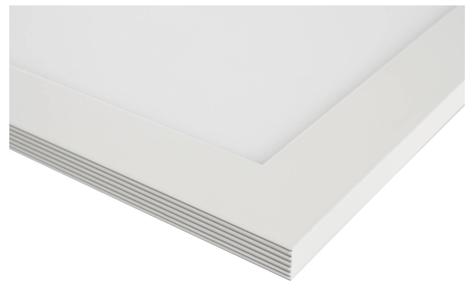 Gros plan d'un panneau d'exposition d'angle blanc empilé, ou d'une plaque en mousse cellulaire, avec découpe centrale et bords superposés sur un fond uni.