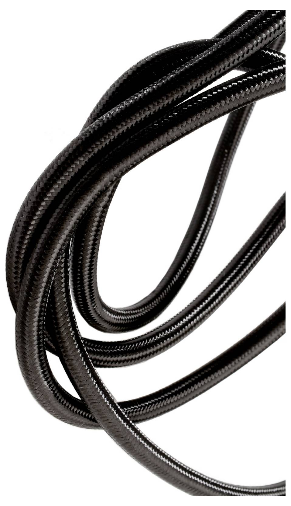 Câble ou tuyau tressé noir enroulé sur fond blanc.