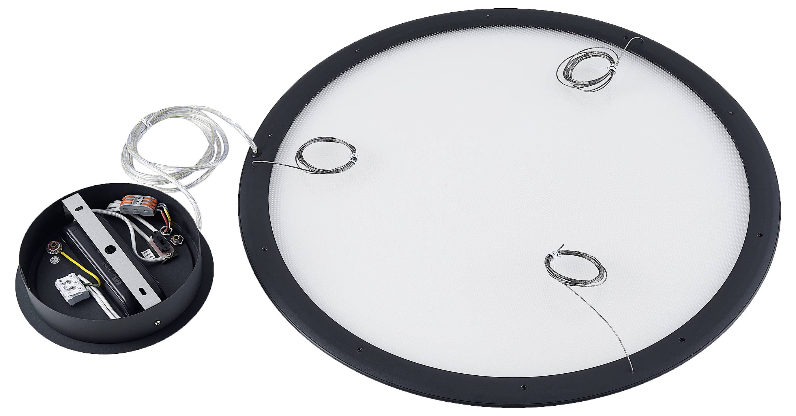 Une partie d'un objet rond noir avec une surface gris clair, possiblement un haut-parleur ou un écran, est visible.
