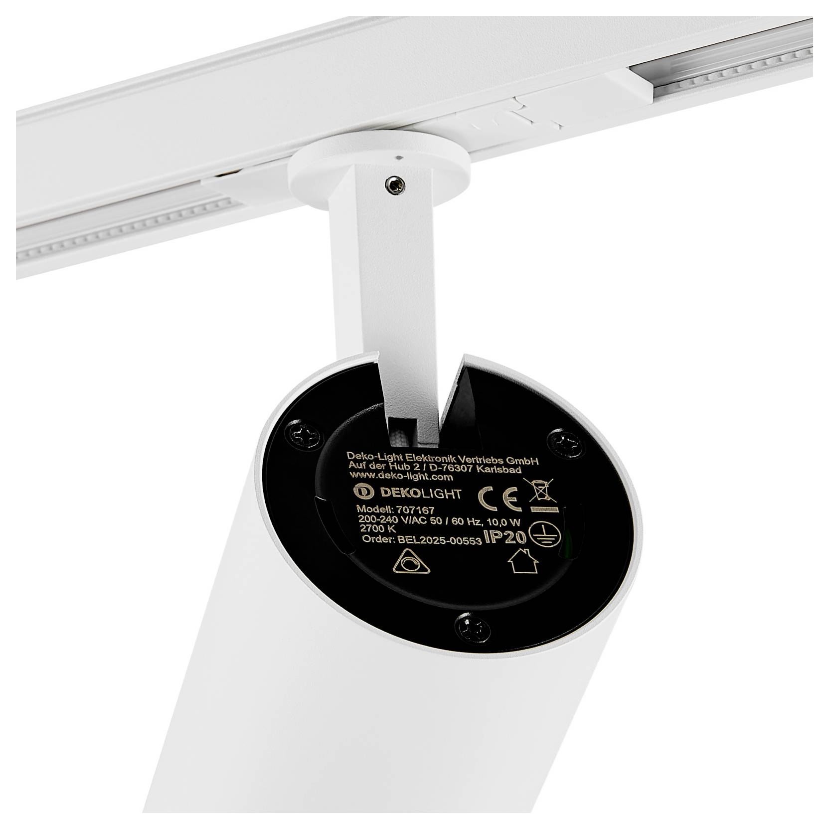 Projecteur réglable blanc sur rail avec étiquette noire et module LED, présenté sur fond blanc uni.