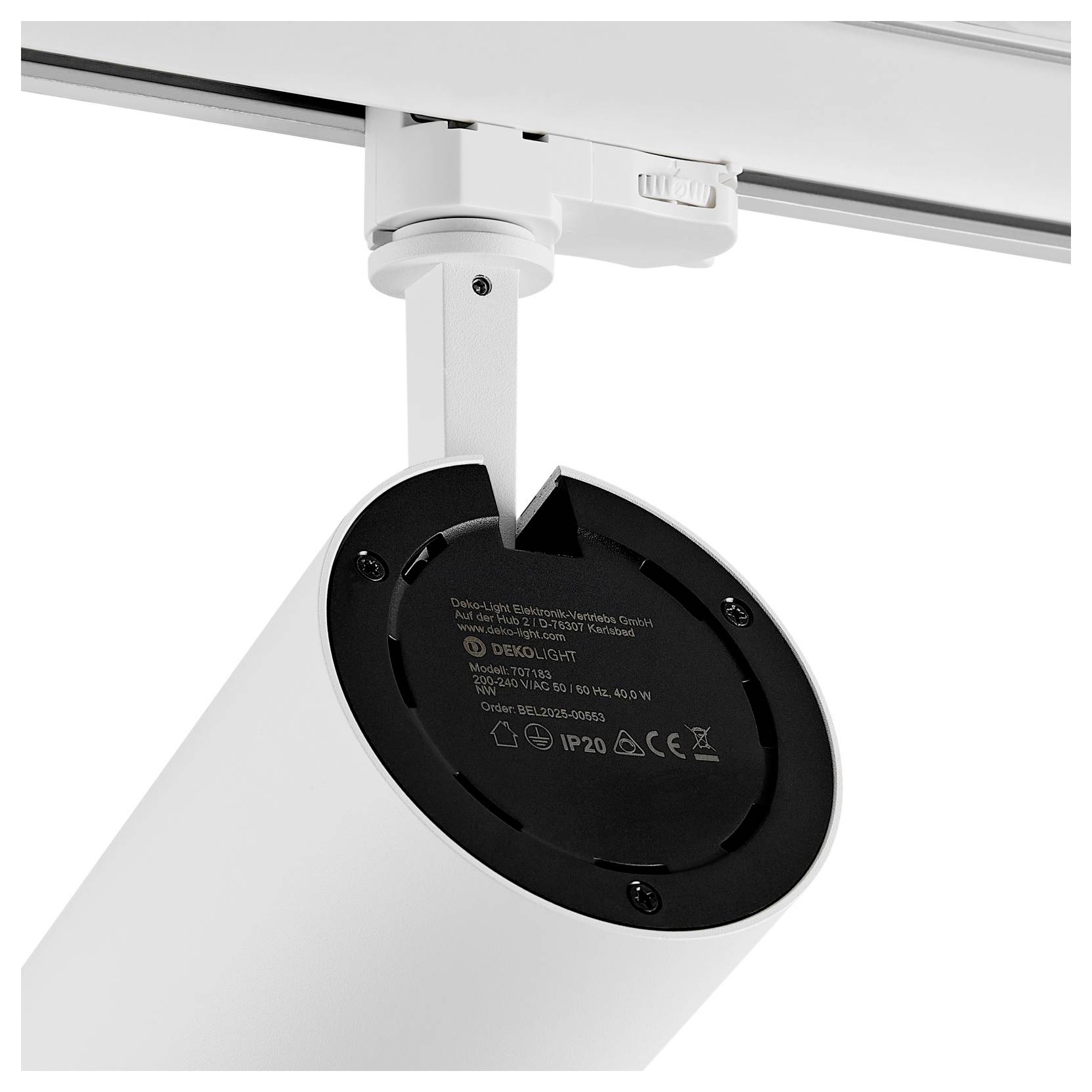 Applique de rail réglable blanche avec platine circulaire noire fixée à un rail de plafond, présentée en gros plan sur fond blanc.