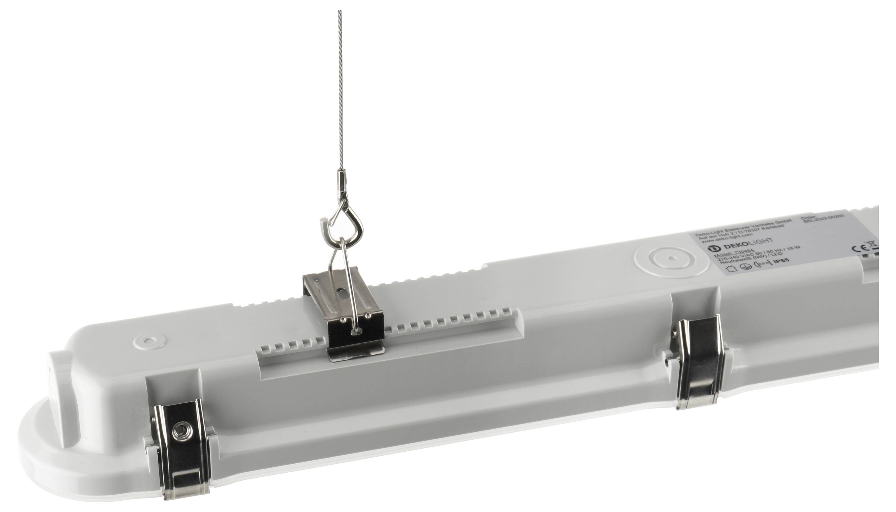 Luminaire industriel suspendu par câble, rectangulaire et blanc, adapté pour une installation au plafond dans des halls de production ou d'entreposage.