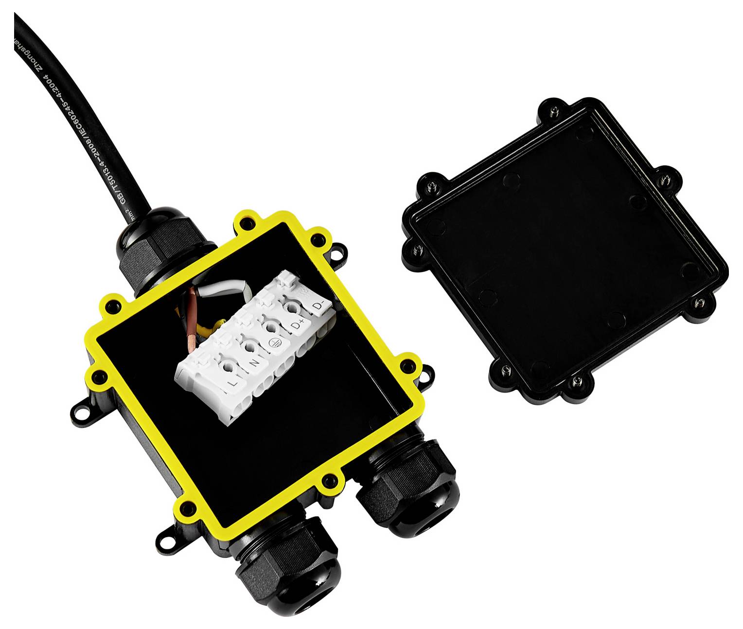 Boîte de dérivation électrique ouverte noire avec rebord jaune, câble entrant par un presse-étoupe, et bornier blanc à l'intérieur ; couvercle séparé à côté.