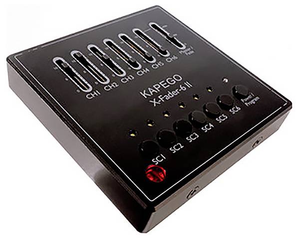 Un appareil électrique noir avec six curseurs étiquetés CH1 à CH6, et plusieurs touches marquées SC1 à SC6.