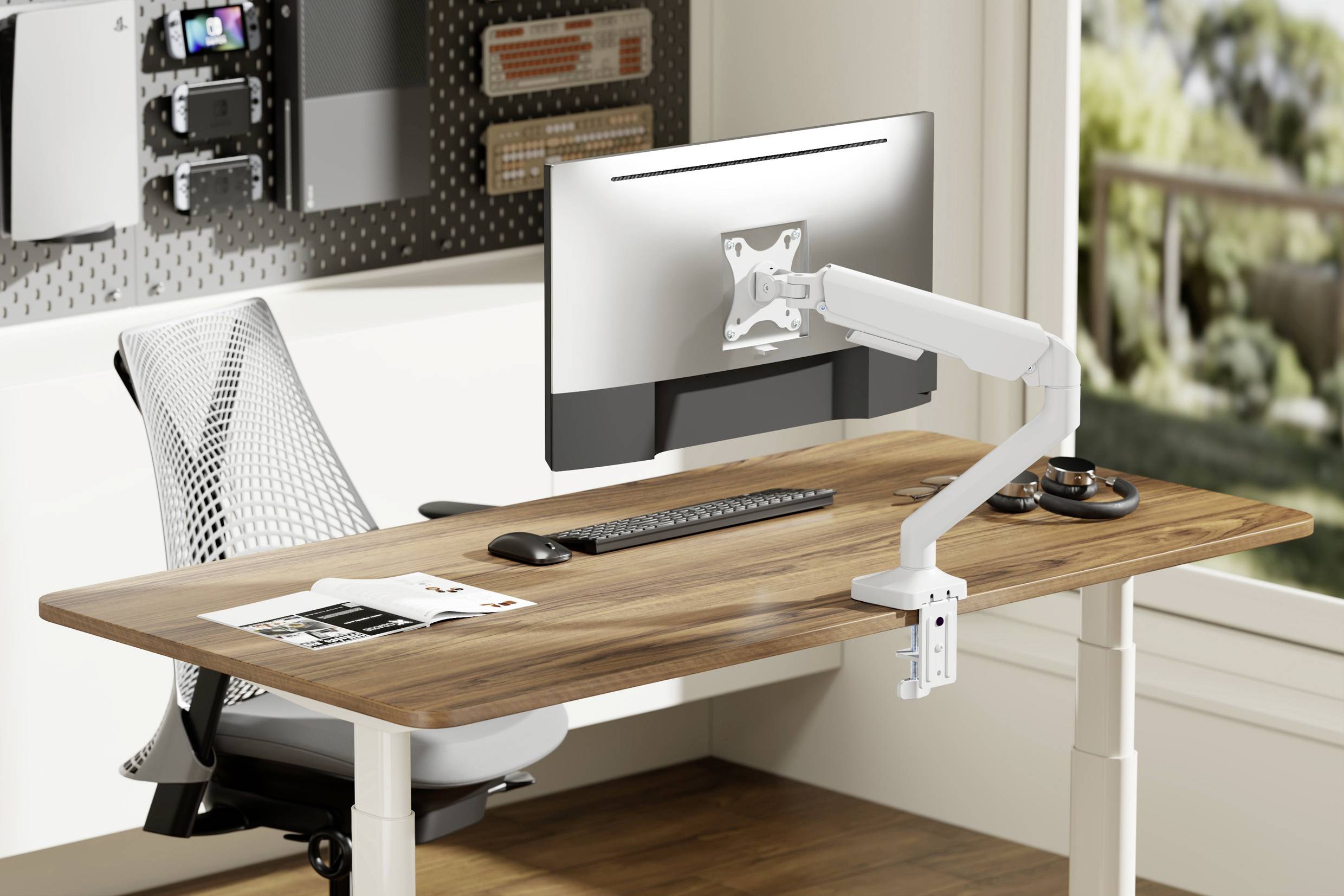 Poste de travail moderne avec bureau en bois, chaise ergonomique, moniteur sur support, clavier et souris. Environnement lumineux et accueillant.
