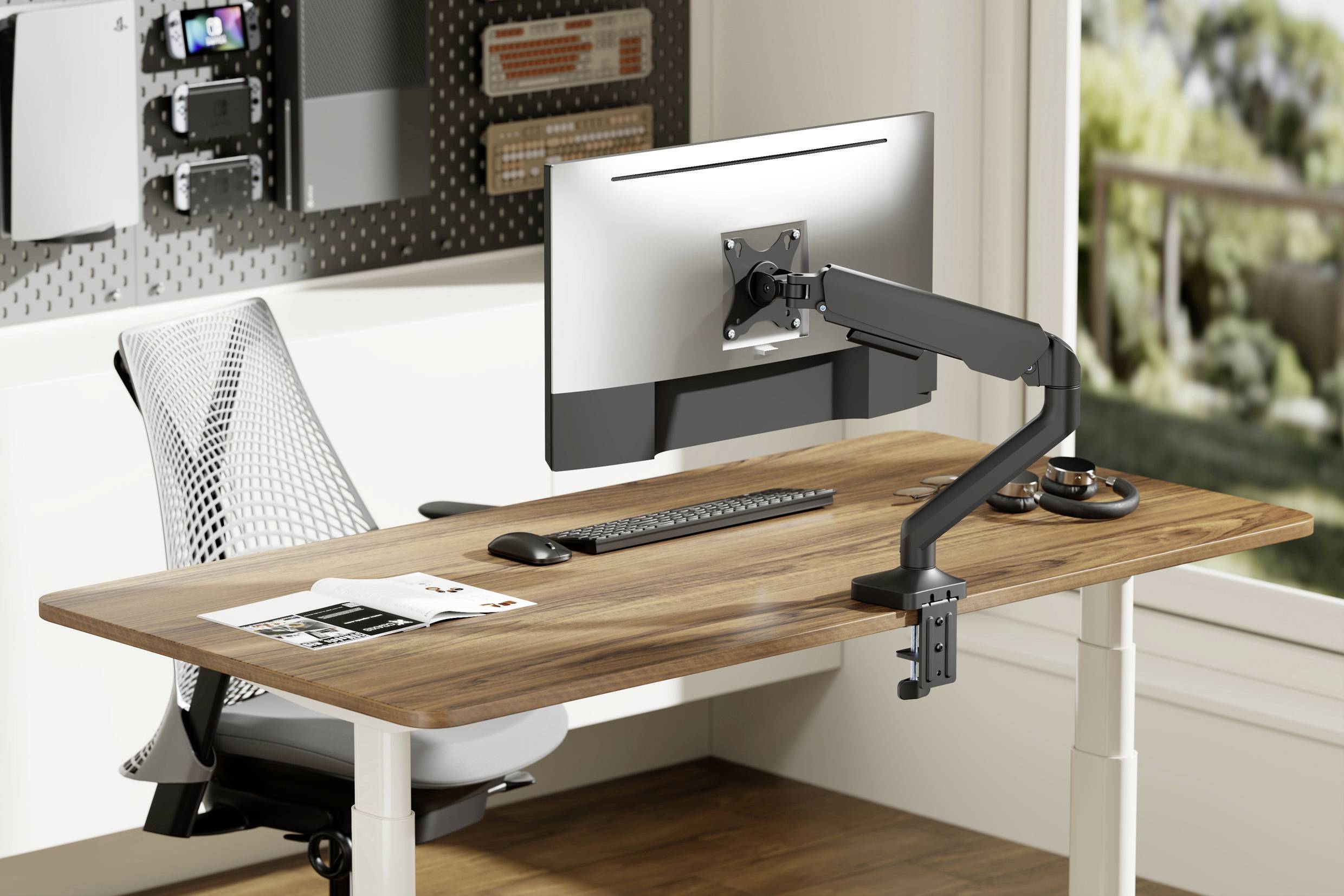 Un bureau moderne avec un plateau en bois, un bras de moniteur réglable, un clavier, une souris et une chaise ergonomique devant une fenêtre.