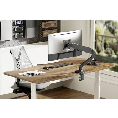 Un bureau moderne avec un plateau en bois, un bras de moniteur réglable, un clavier, une souris et une chaise ergonomique devant une fenêtre.