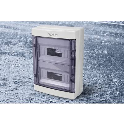 Un boîtier étanche avec un couvercle transparent et refermable sur une surface glacée. Idéal pour les installations électriques extérieures.