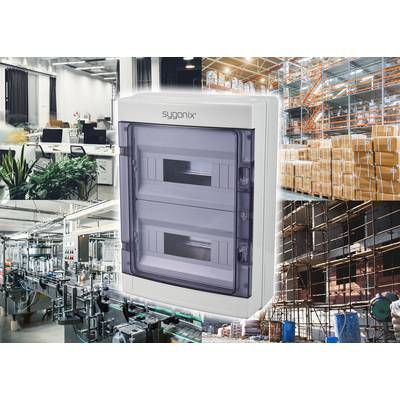 Armoire électrique au premier plan devant un arrière-plan représentant un bureau, un entrepôt, une installation industrielle et un chantier, illustrant différents domaines d'application.