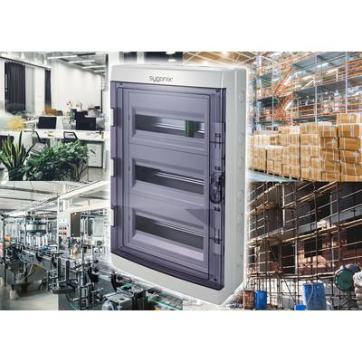 Armoires électriques dans un grand entrepôt et hall de production ; montrant des marchandises empilées de manière organisée, des postes de travail de bureau modernes et une ligne de production.