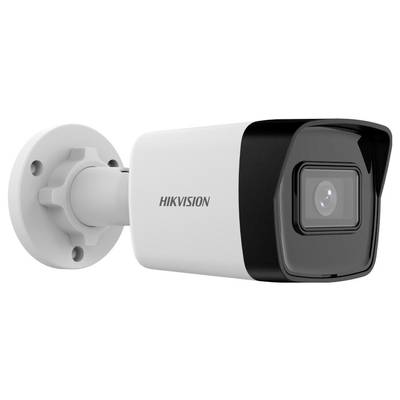 Une caméra de surveillance blanche de la marque Hikvision, montée latéralement, avec un objectif noir et un support mural.