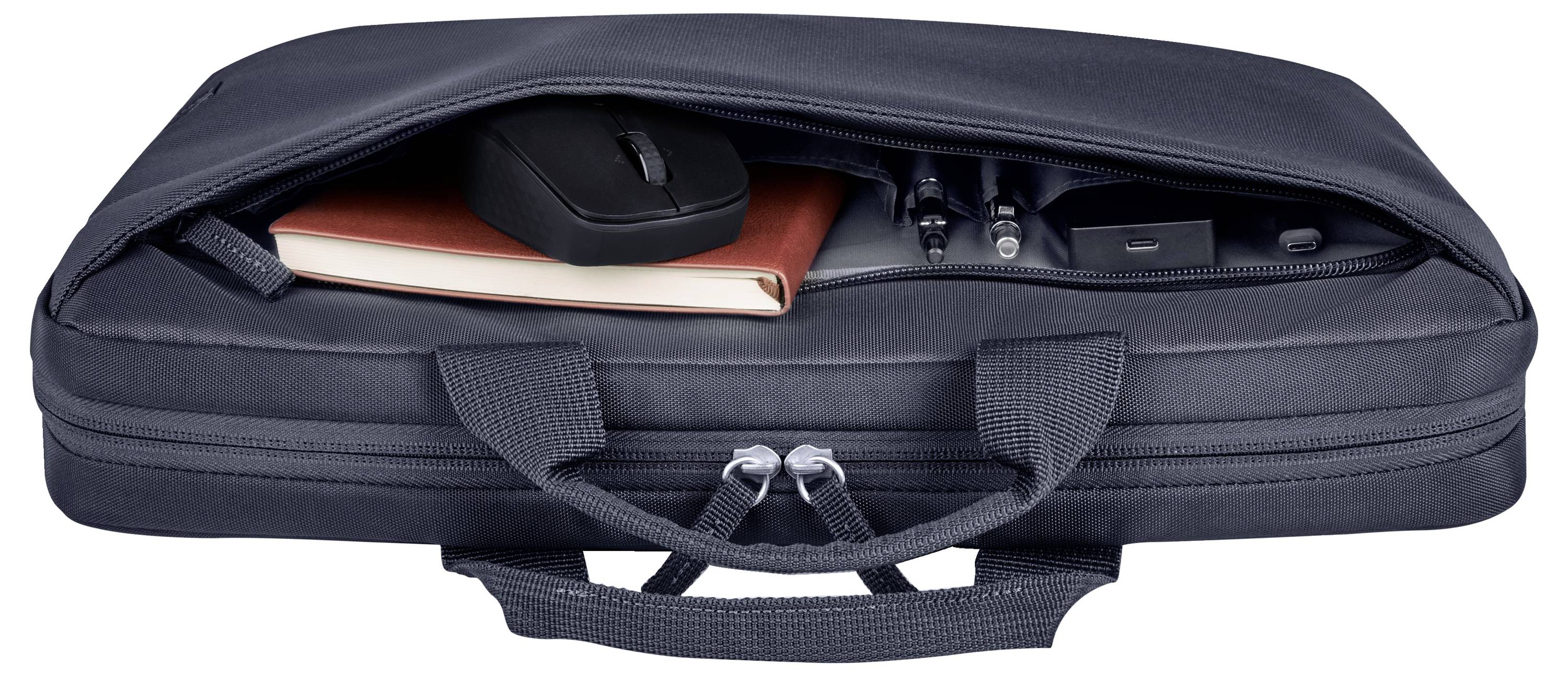 Un sac pour ordinateur portable noir ouvert révèle un carnet rouge, une souris et deux stylos à l'intérieur.