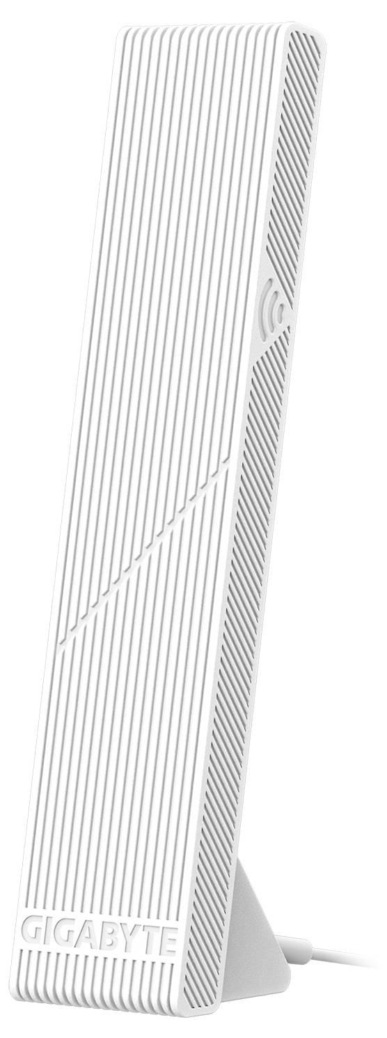 Un adaptateur Wi-Fi blanc et élancé de Gigabyte avec des lignes verticales. Conçu pour connecter des appareils électroniques à Internet.