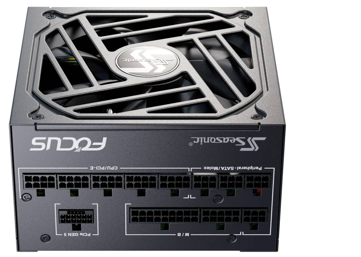 Un bloc d'alimentation de marque "FOCUS" de Seasonic avec plusieurs connexions pour câbles CPU, PCI-E et SATA.