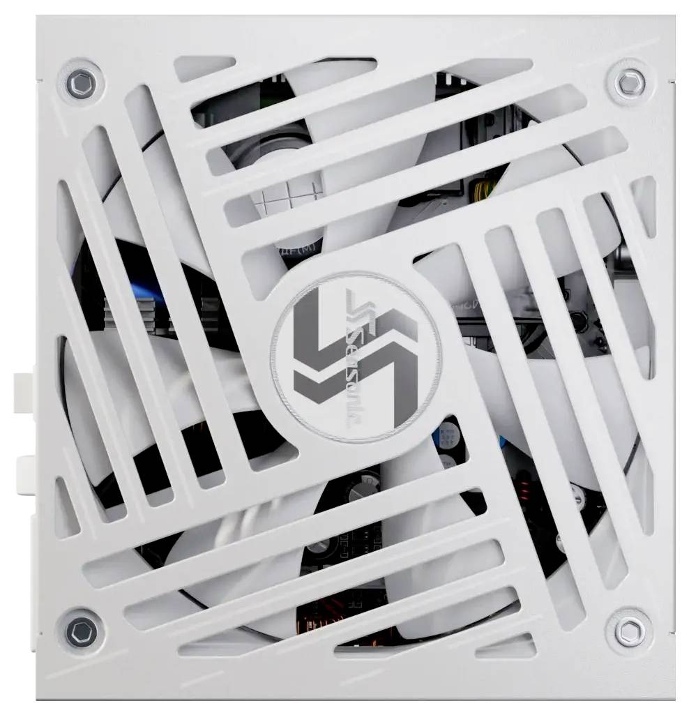 Un ventilateur d'ordinateur blanc au design géométrique distinctif est visible. La grille du ventilateur affiche le logo d'un fabricant.