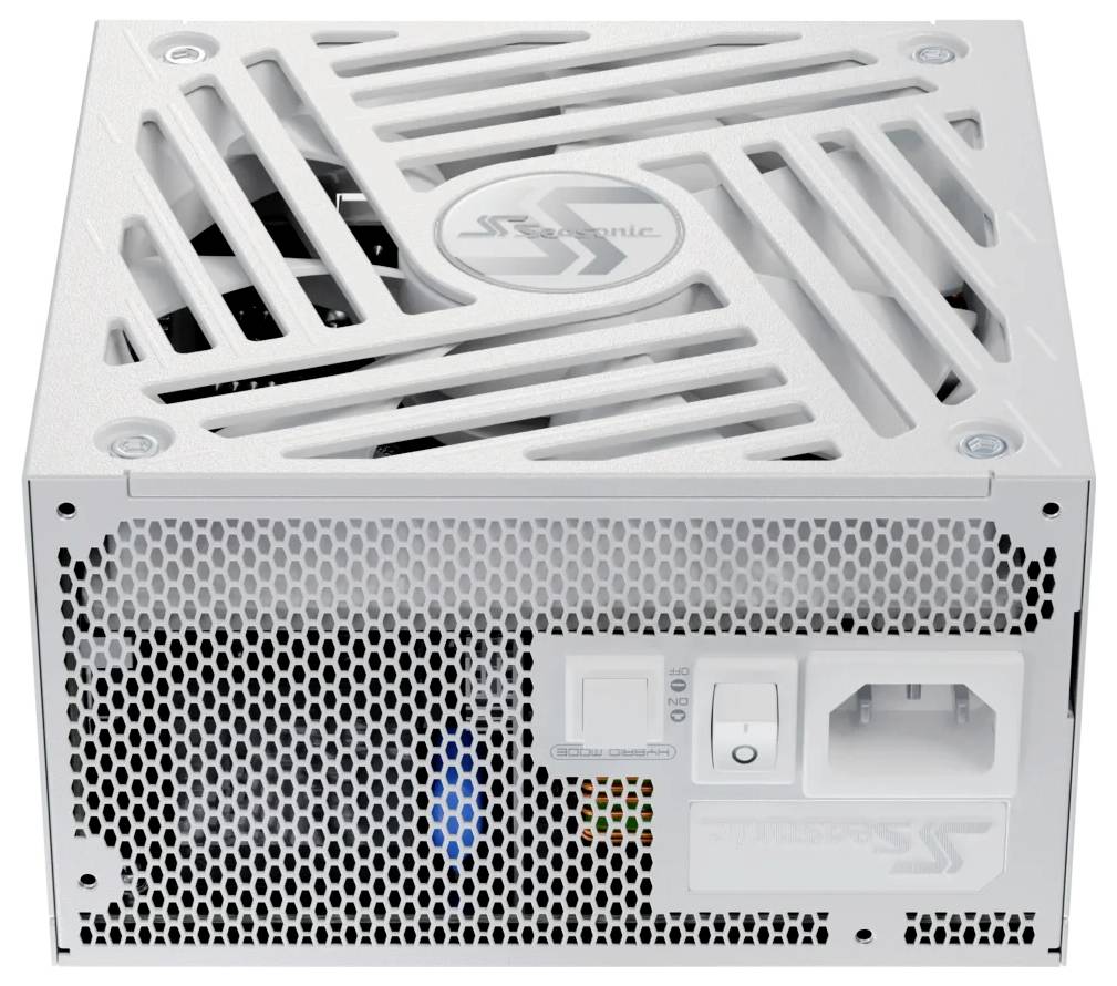 Un bloc d'alimentation blanc pour ordinateur avec grille de ventilation et interrupteur marche/arrêt, vu de dos avec ventilateur et connexion secteur.