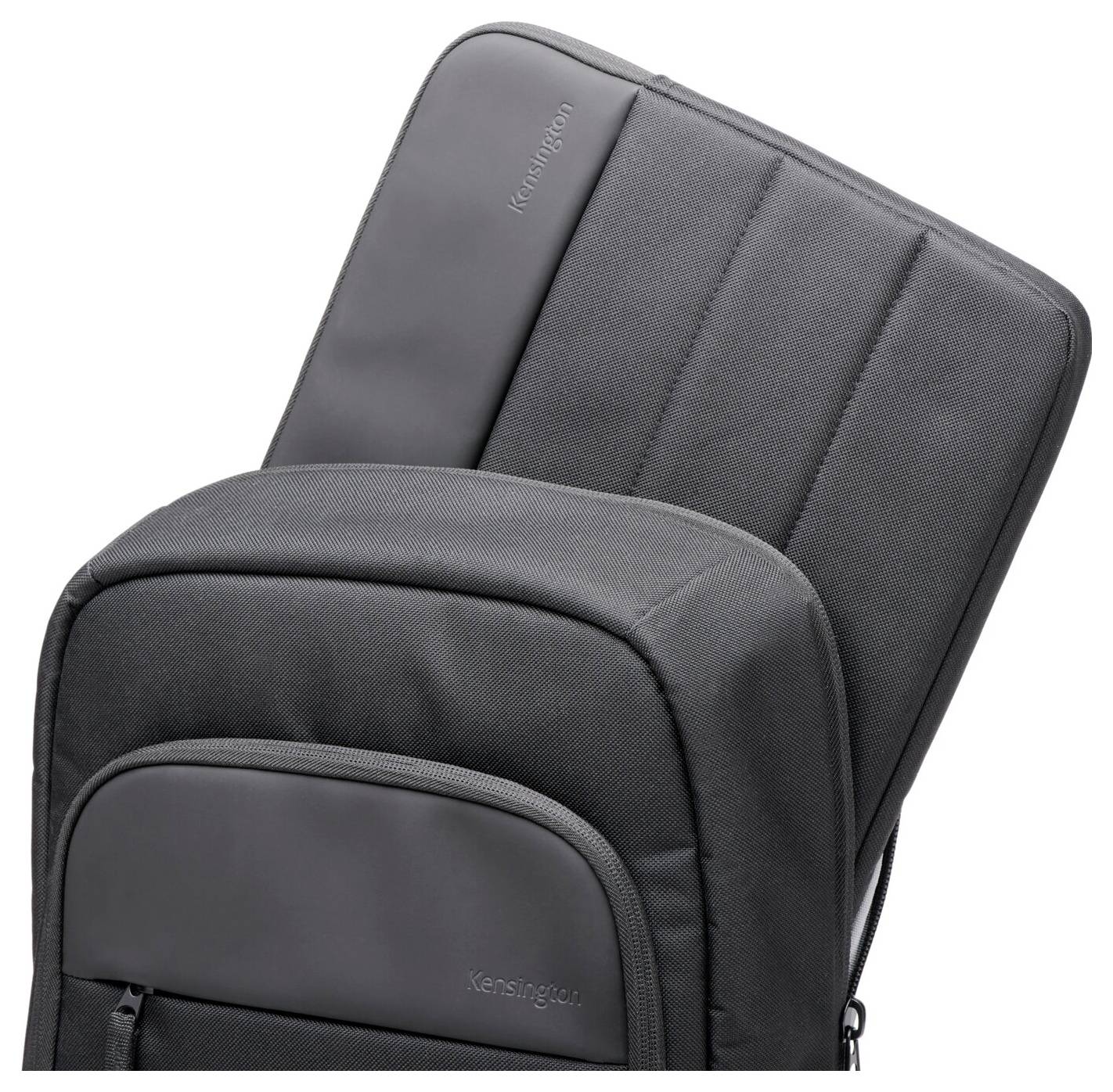 Un sac à dos noir pour ordinateur portable avec plusieurs compartiments, partiellement ouvert. Idéal pour le rangement et le transport sécurisé des ordinateurs portables.