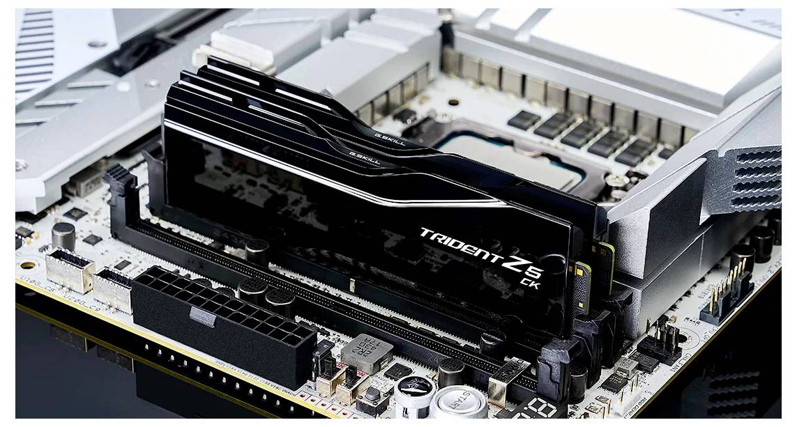 Gros plan d'une carte mère d'ordinateur avec de la mémoire vive (RAM) installée, portant l'étiquette 'Trident Z5'.