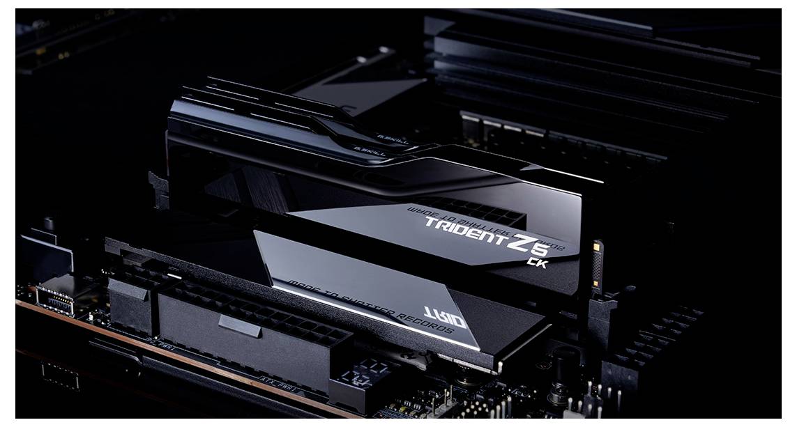 Une carte RAM noire portant l'inscription 'Trident Z5 CK' est insérée dans un ordinateur.