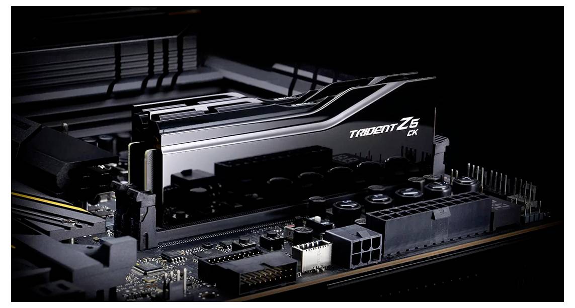 Gros plan sur une carte mère d'ordinateur avec un module de RAM Trident Z6 EX inséré dans l'un des emplacements mémoire.