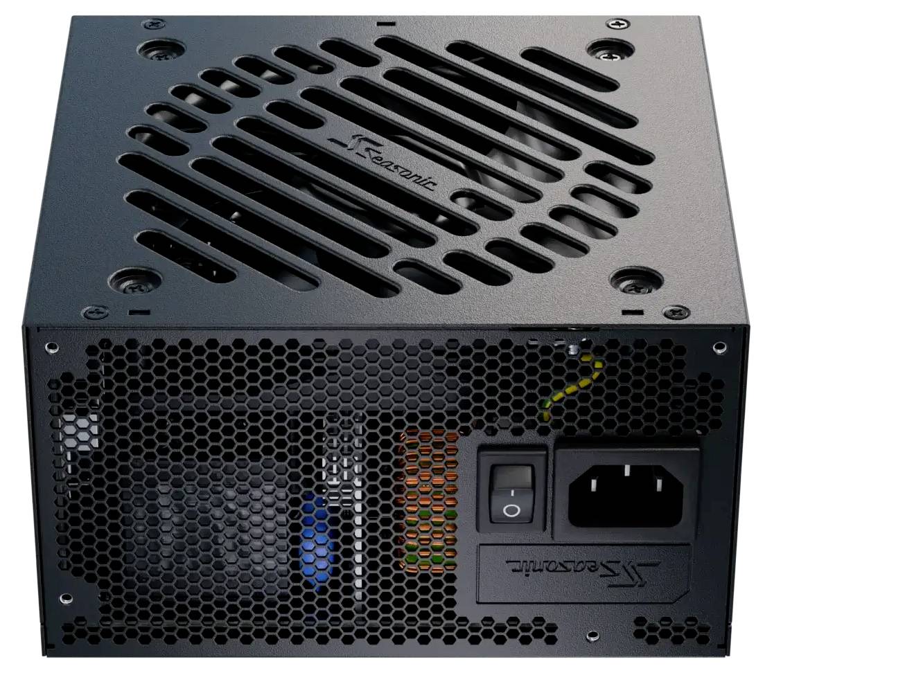 Bloc d'alimentation PC noir avec des fentes d'aération et des ports de connexion. Il présente un interrupteur et une grille de ventilation sur le dessus.
