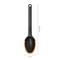 Une cuillère noire avec un bord orange, longue de 29,2 cm et large de 7 cm, percée d'un trou de suspension à l'extrémité du manche. Principalement utilisée pour la cuisine.