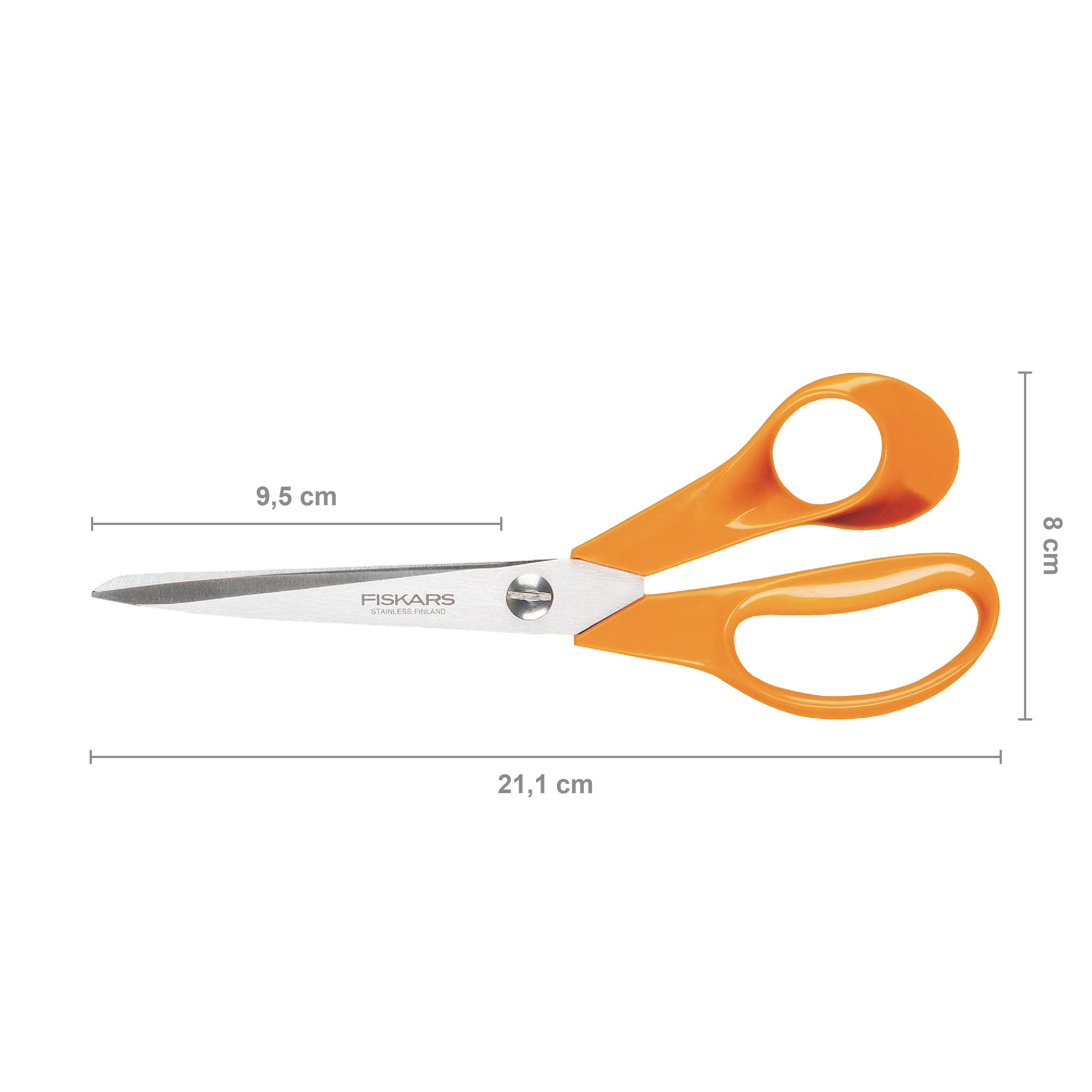 Une paire de ciseaux orange de la marque Fiskars est posée horizontalement. La longueur des ciseaux est de 21,1 cm.