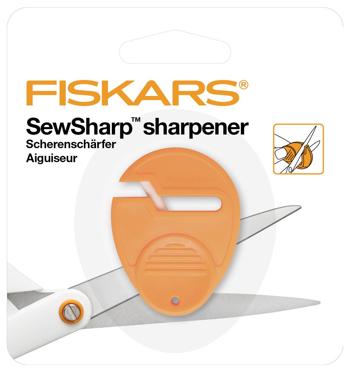 Emballage d'un aiguiseur de ciseaux Fiskars SewSharp de couleur orange, présenté devant une paire de ciseaux blanche.