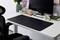 Bureau moderne avec moniteur, chaise de bureau, sous-main noir, plantes et calendrier indiquant '15 déc'.