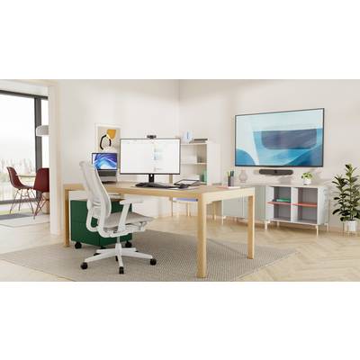 Bureau moderne et lumineux avec un bureau, une chaise, un écran et des étagères. De grandes fenêtres laissent entrer la lumière du jour ; des œuvres d'art contemporain aux murs.