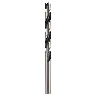 Le foret est en métal brillant avec deux tranchants hélicoïdaux, adapté pour le perçage précis des surfaces métalliques.
