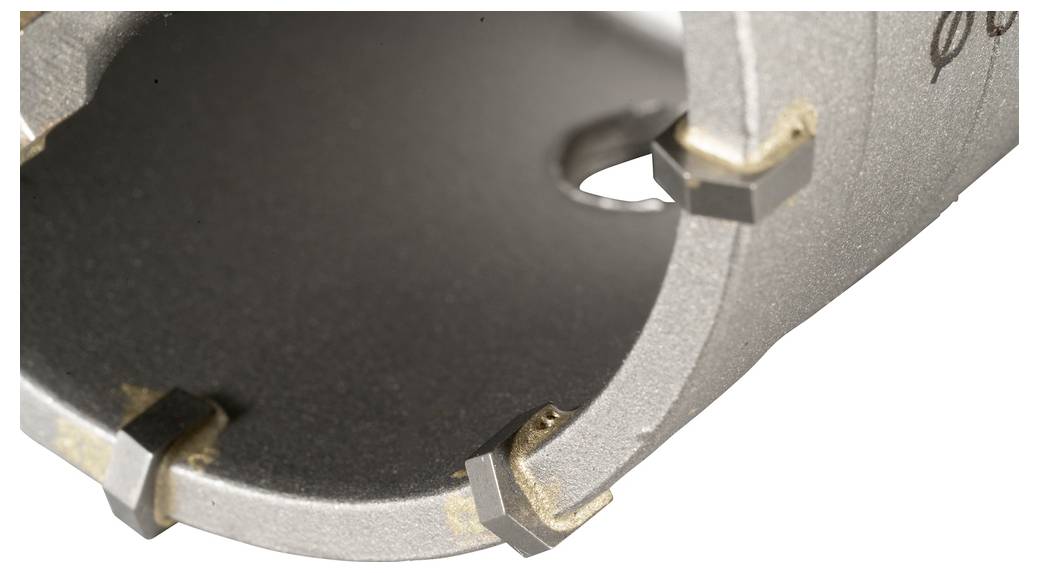 Un gros plan d'un outil métallique avec des dents carrées acérées le long du bord, conçu pour couper ou percer dans des surfaces dures.