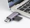 Un ordinateur portable avec une clé USB branchée. Une carte microSD est insérée dans la clé. L'écran affiche une image floue.