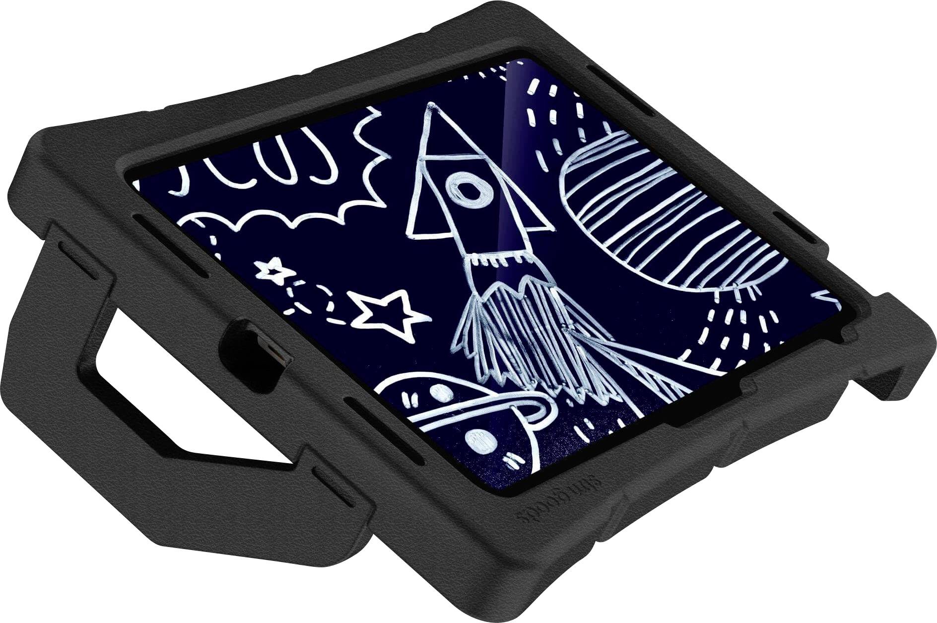 Une tablette dans un étui noir affiche un dessin d'une fusée dans l'espace, avec des planètes et des étoiles en arrière-plan.