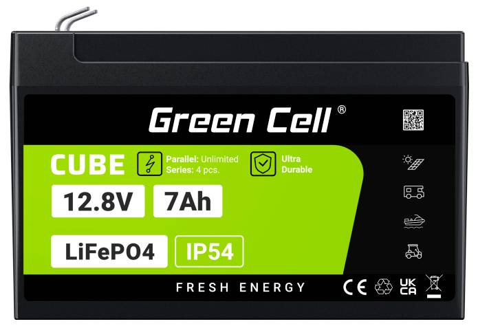 Batterie Lithium-Fer-Phosphate 'Green Cell CUBE', 12,8V, 7Ah, IP54. Présente des propriétés de connexion parallèle et des symboles de durabilité.