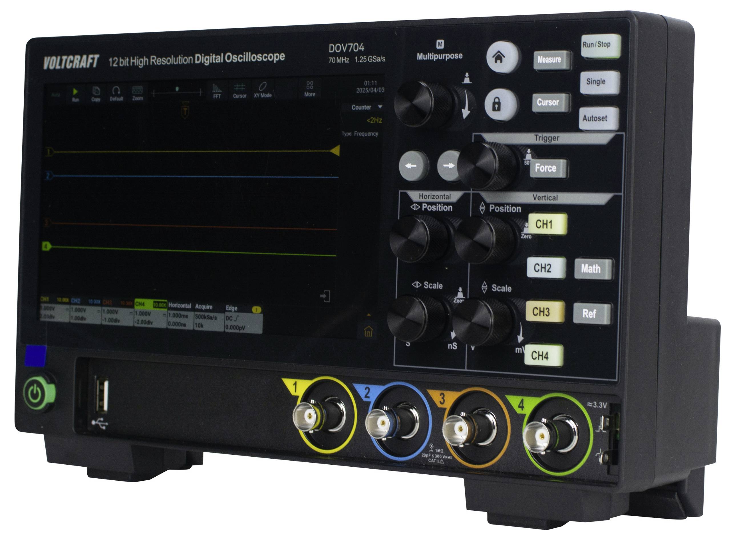 Un oscilloscope numérique avec écran affiche différentes courbes de mesure et des commandes. Plusieurs canaux sont marqués.