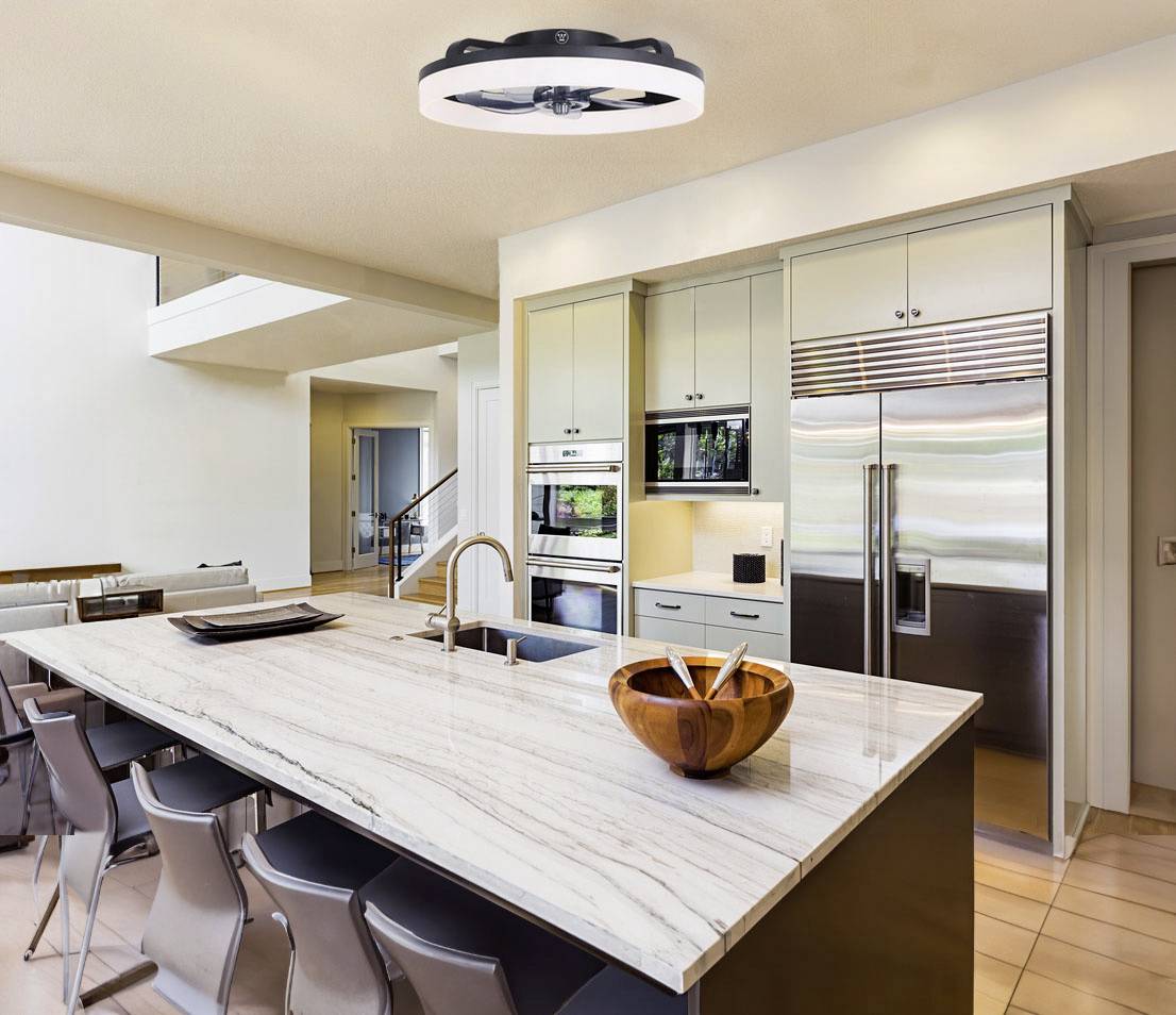 Cuisine moderne avec un grand îlot central, des armoires blanches et des appareils en acier inoxydable. Au-dessus de l'îlot, un luminaire élégant est suspendu.