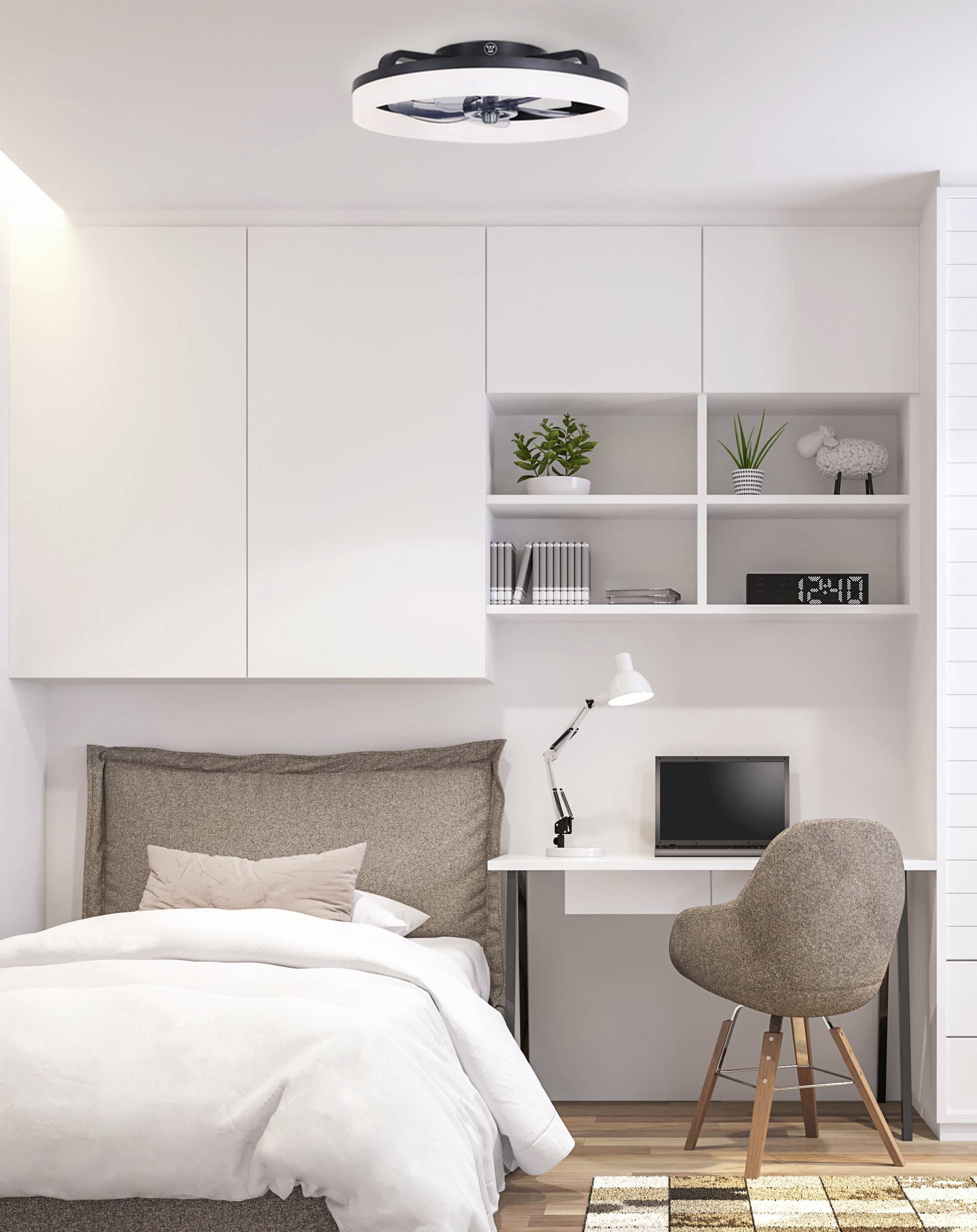 Une chambre moderne avec un intérieur blanc, un lit à gauche, un bureau et un ordinateur portable à droite. Une lampe sur la table, des étagères décoratives en haut.