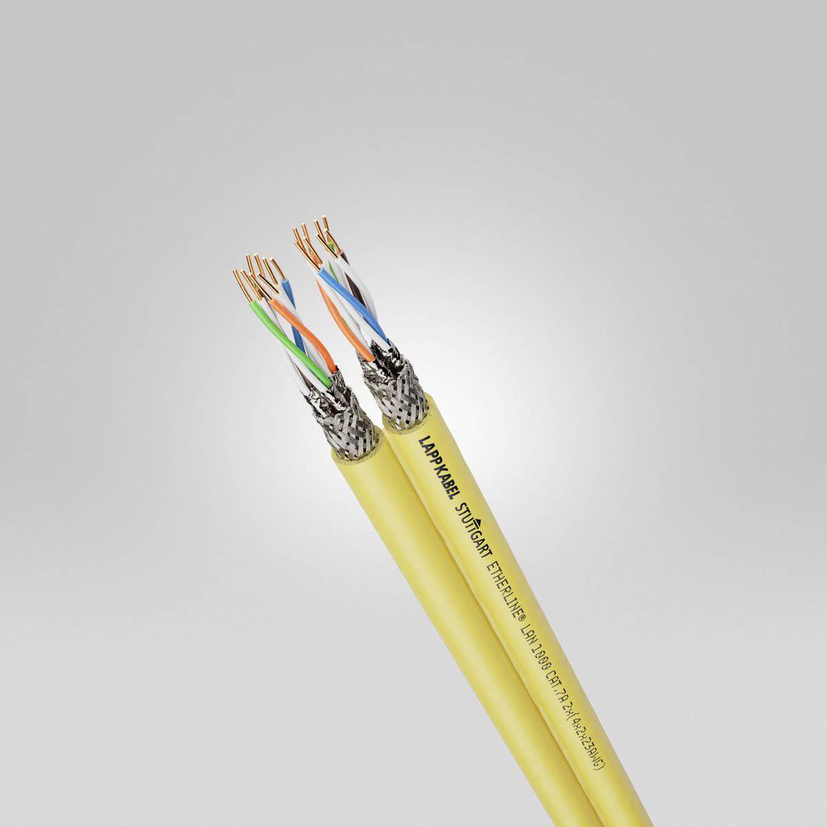 Deux câbles Ethernet jaunes avec leurs extrémités dénudées montrent des paires de conducteurs torsadées colorées, adaptés pour les installations réseau.
