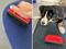 L'image de gauche montre une main qui retire des poils d'un tissu bleu avec une brosse rouge. L'image de droite montre un chien sur un tapis à côté de la brosse.